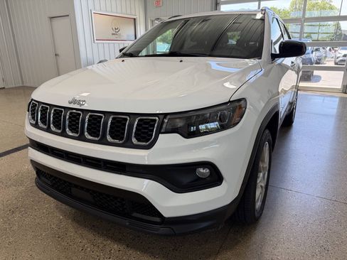 Used 2024 Jeep Compass Latitude AWD/4WD image 44