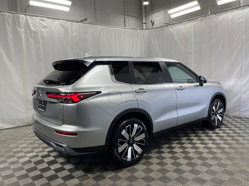 New 2025 Mitsubishi Outlander SE image 3