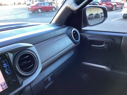 Certified 2017 Toyota Tacoma Limited image 33