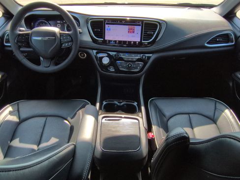 Used 2025 Chrysler Pacifica Limited FWD image 13