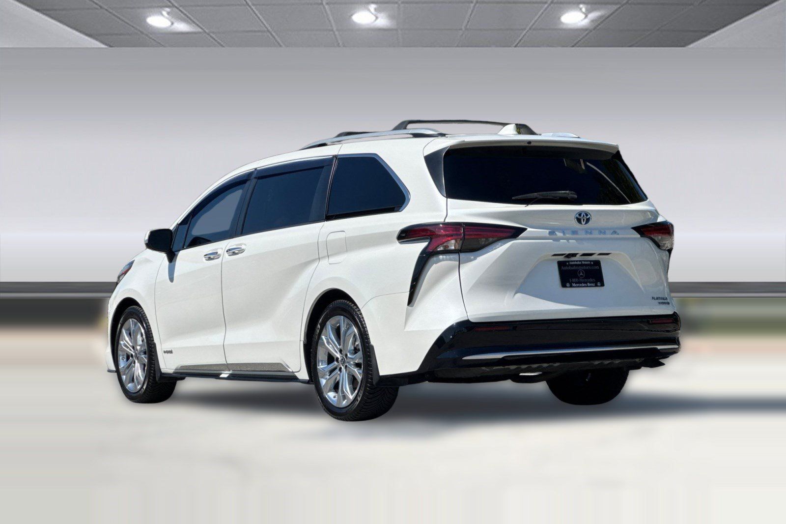 Used 2021 Toyota Sienna Platinum FWD image 3