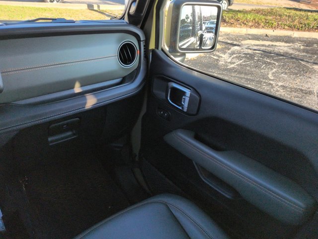 Used 2025 Jeep Gladiator Mojave w/ Convenience Group AWD/4WD image 16