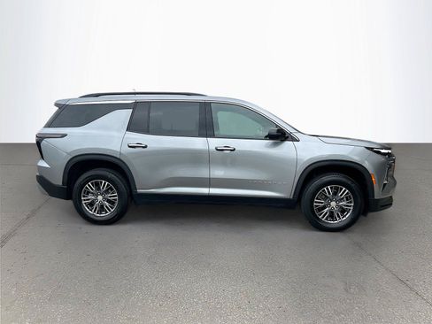 Used 2024 Chevrolet Traverse LT FWD image 3