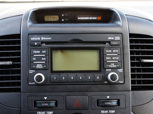 Used 2012 Kia Sedona LX image 32