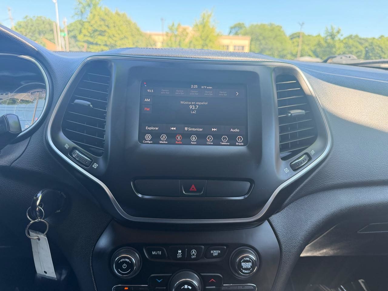 Used 2019 Jeep Cherokee Latitude w/ Popular Appearance Group FWD image 12
