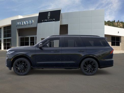 New 2026 Lincoln Navigator Reserve w/ Jet Appearance Package AWD/4WD image 3