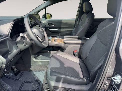 Used 2025 Toyota Sienna Platinum image 9