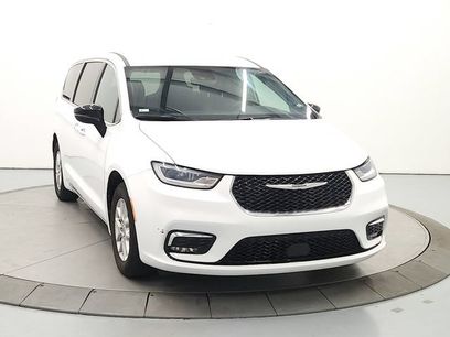 Used 2025 Chrysler Pacifica Select