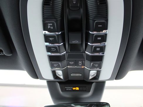 Used 2022 Porsche Macan image 16