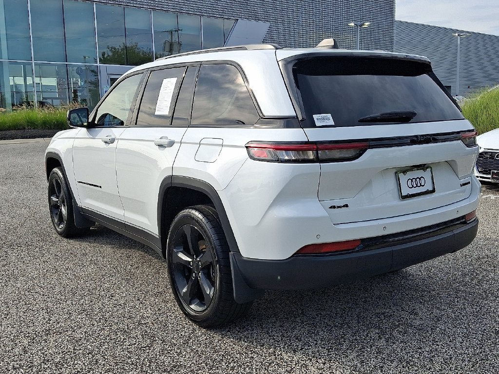 Used 2023 Jeep Grand Cherokee Limited w/ Black Appearance Package AWD/4WD image 4