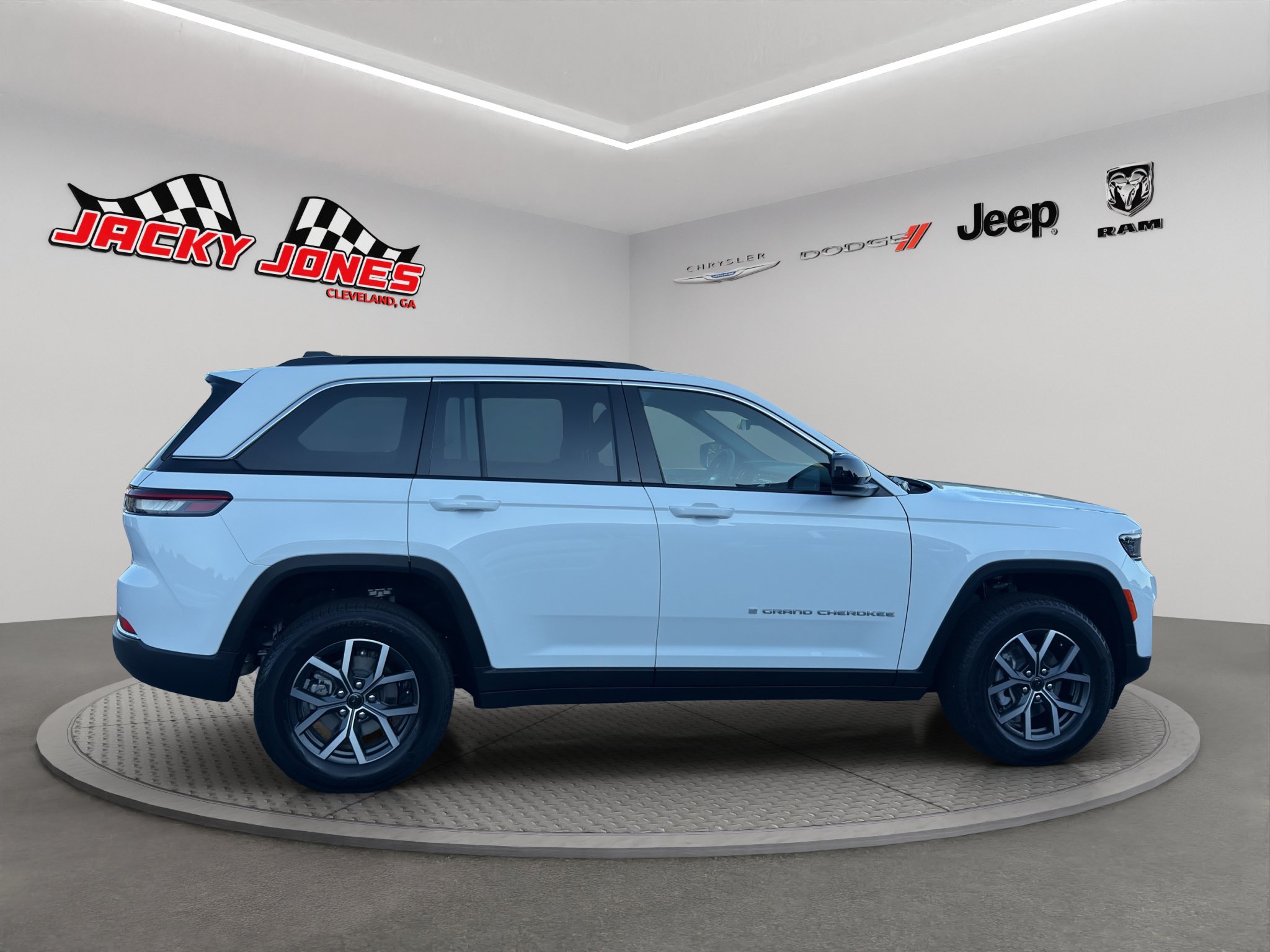 New 2027 Jeep Grand Cherokee Laredo RWD image 11