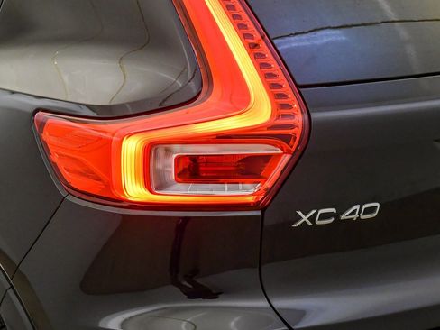 Certified 2025 Volvo XC40 B5 Ultra w/ Climate Package image 12