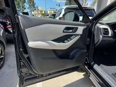 Used 2025 Nissan Rogue SV FWD image 18