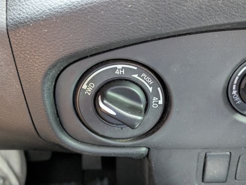 Used 2023 Nissan Frontier SV AWD/4WD image 21
