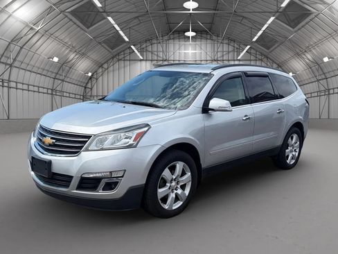 Used 2017 Chevrolet Traverse LT w/ Style and Technology Package FWD image 3