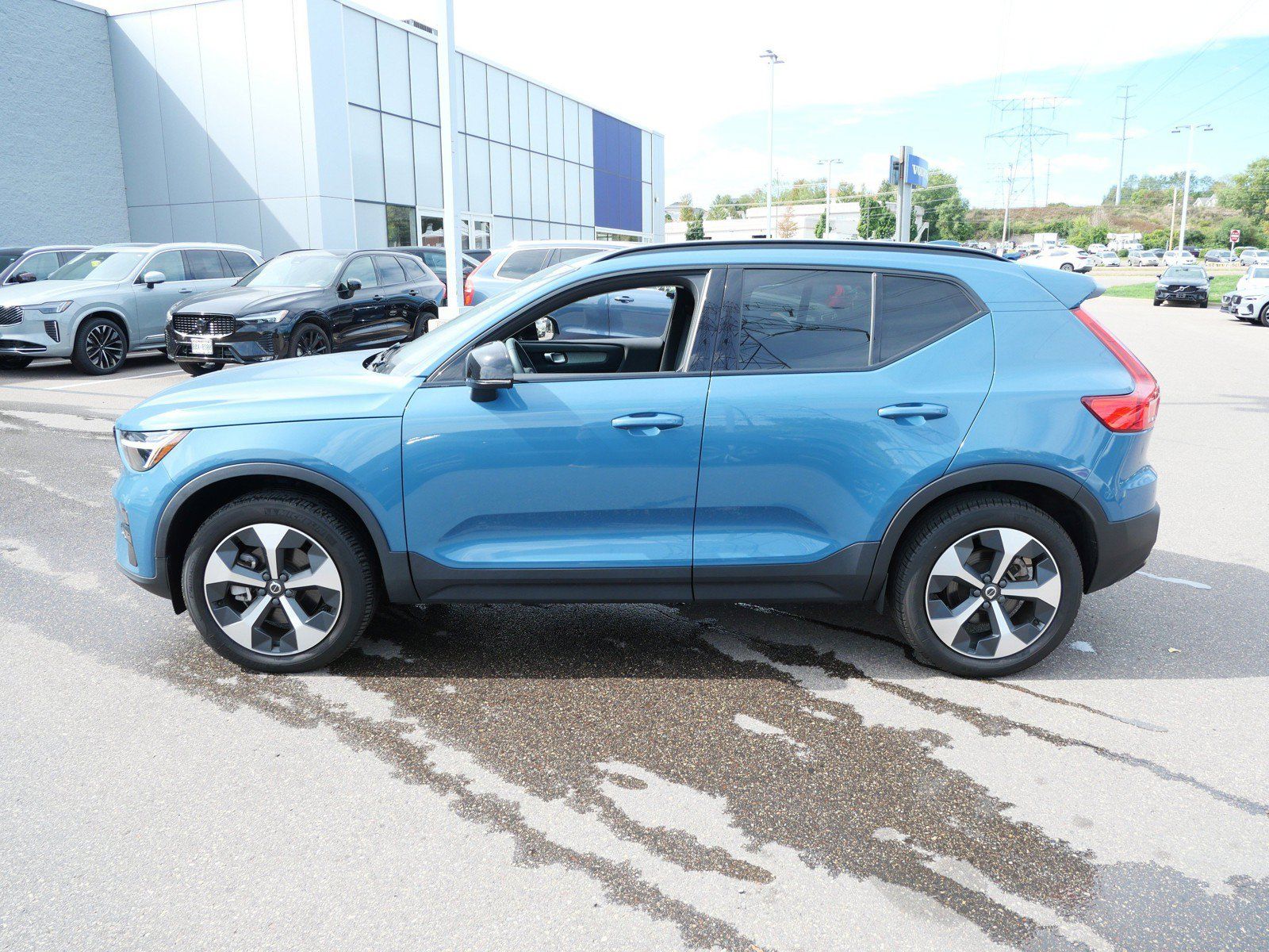 Used 2024 Volvo XC40 B5 Core w/ Protection Package Premier AWD/4WD image 4