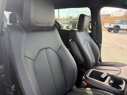 New 2026 Chrysler Pacifica Select image 16