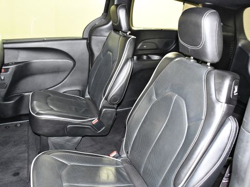 Used 2025 Chrysler Pacifica Limited image 46