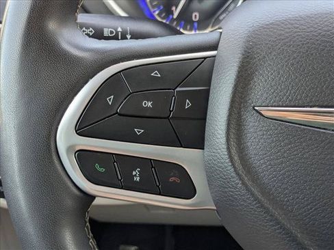 Used 2023 Chrysler Pacifica Touring-L FWD image 4