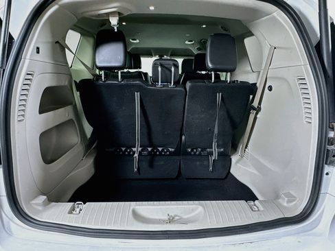 Used 2024 Chrysler Pacifica Touring-L FWD image 31