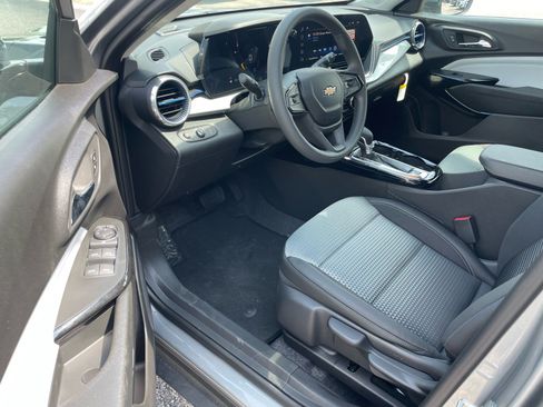 Used 2026 Chevrolet Trax LT FWD image 4