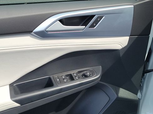 New 2026 Volkswagen Taos SE FWD image 15