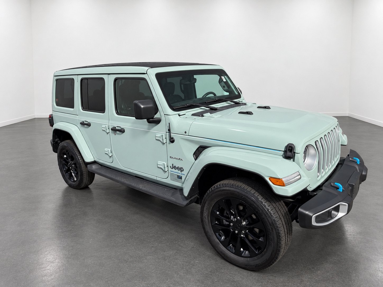 Used 2023 Jeep Wrangler Unlimited Sahara w/ Cold Weather Group AWD/4WD image 4