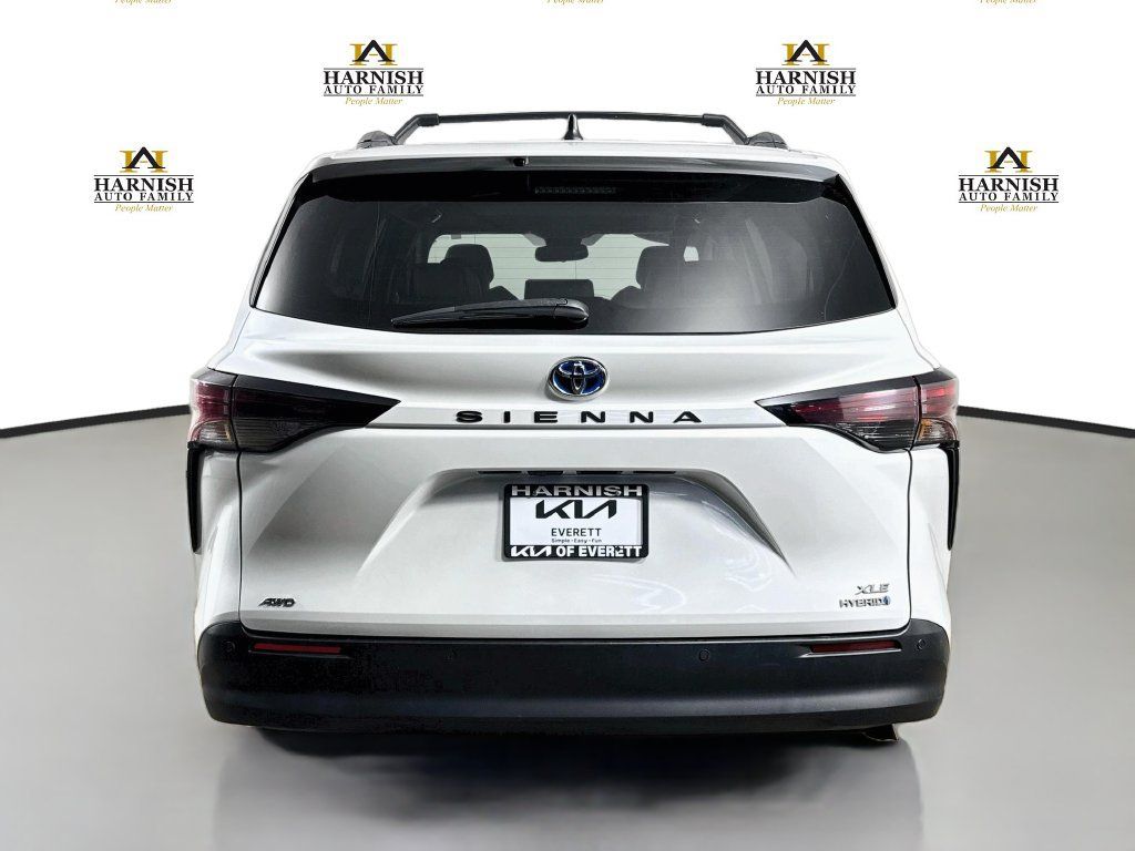 Used 2023 Toyota Sienna XLE AWD/4WD image 6