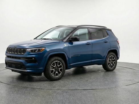 Used 2025 Jeep Compass Trailhawk image 3