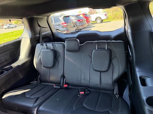 Used 2018 Chrysler Pacifica Touring-L image 11