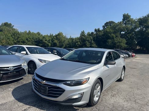 Used 2020 Chevrolet Malibu LS FWD image 2
