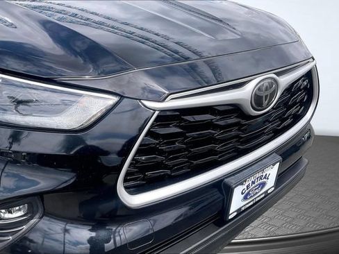 Used 2021 Toyota Highlander XLE FWD image 29