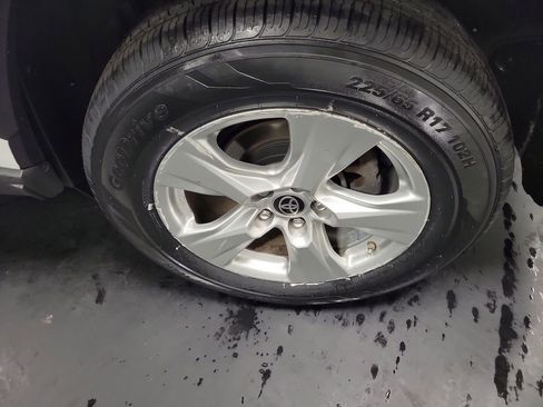 Used 2021 Toyota RAV4 LE image 10