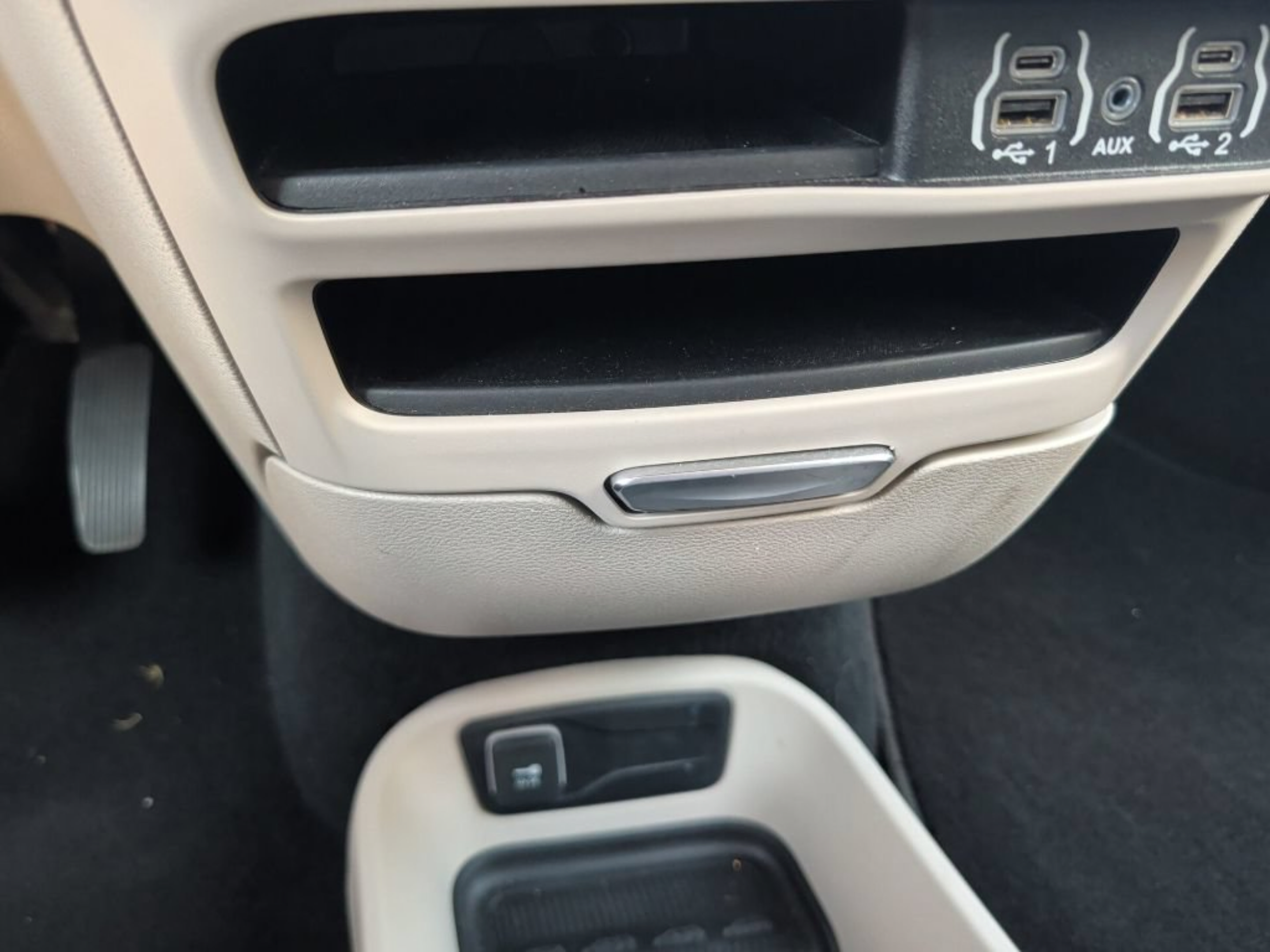 Used 2024 Chrysler Pacifica Limited FWD image 36