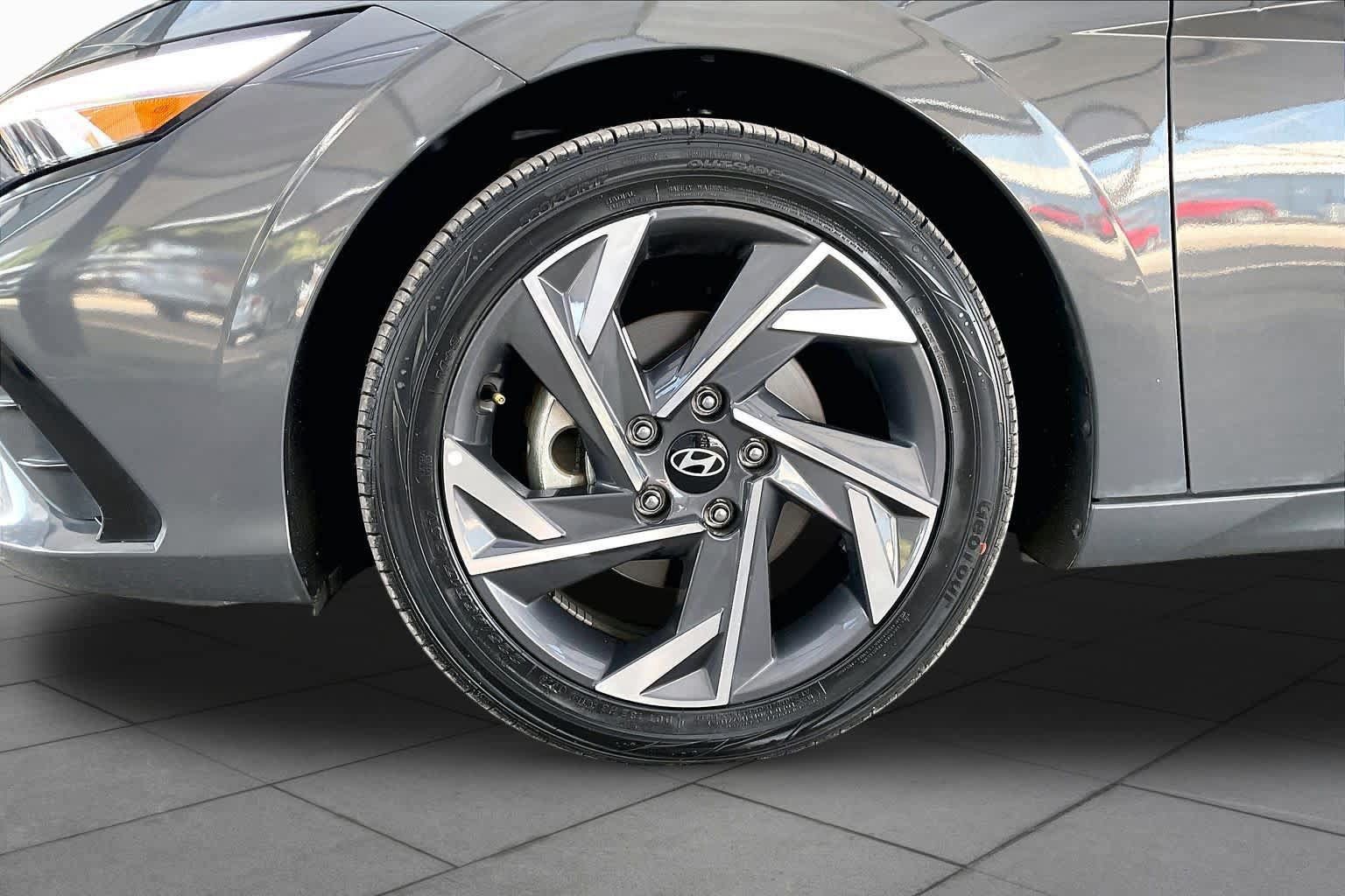 Certified 2025 Hyundai Elantra SEL FWD image 11