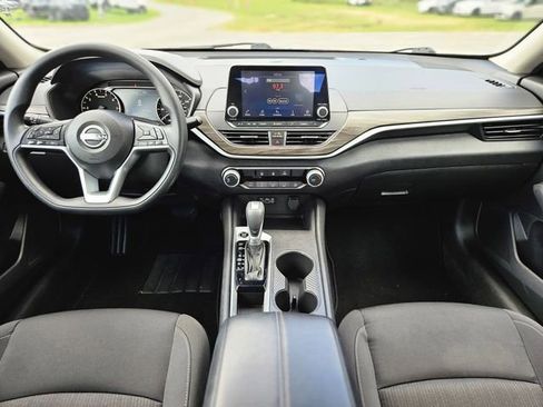 Used 2025 Nissan Altima 2.5 SV FWD image 15