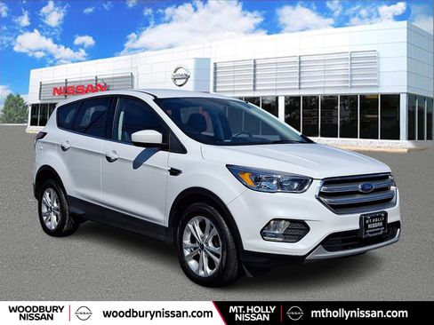 Used 2017 Ford Escape SE FWD image 1