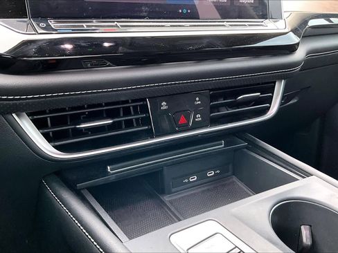 Used 2024 Volkswagen Atlas SE image 35