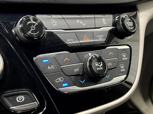 Used 2019 Chrysler Pacifica Touring-L FWD image 25