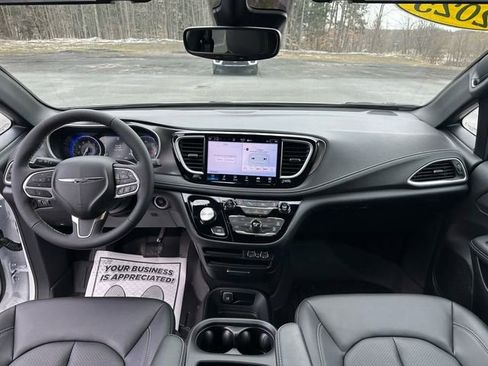 Used 2025 Chrysler Pacifica Select AWD/4WD image 12