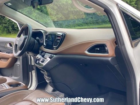 Used 2017 Chrysler Pacifica Limited FWD image 17