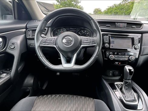 Certified 2017 Nissan Rogue SV w/ SV Premium Package FWD image 6