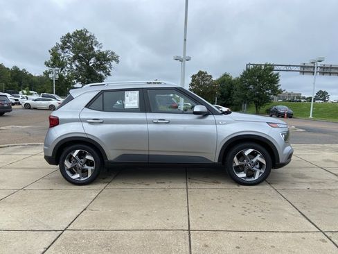Used 2025 Hyundai Venue SEL FWD image 13