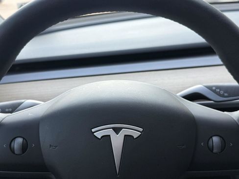 Used 2024 Tesla Model Y Long Range AWD/4WD image 19