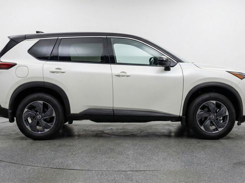 Used 2025 Nissan Rogue SV image 11