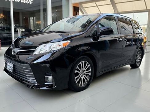 Used 2018 Toyota Sienna XLE image 1