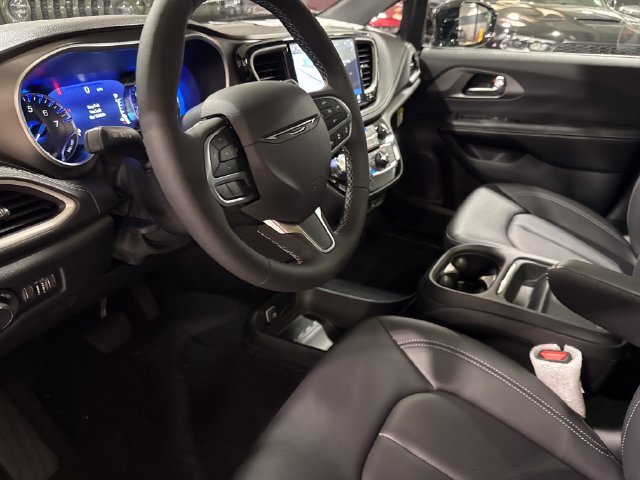 New 2027 Chrysler Pacifica Select w/ Family Tech Group AWD/4WD image 21