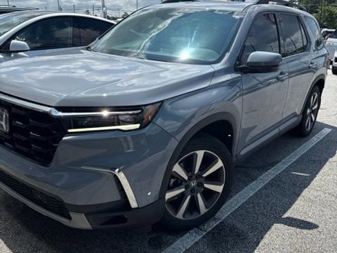 Used 2025 Honda Pilot Touring image 3