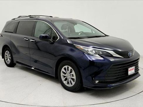 Certified 2025 Toyota Sienna XLE image 1
