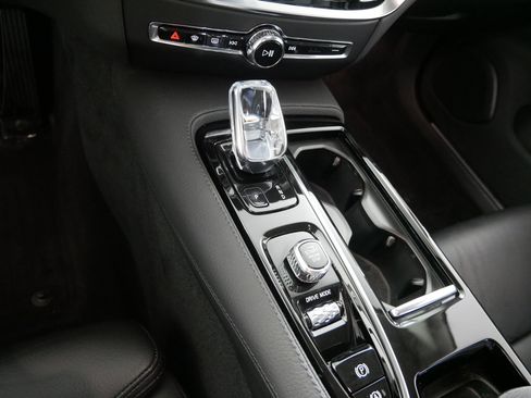 Used 2021 Volvo S60 T8 Inscription w/ Climate Package image 24